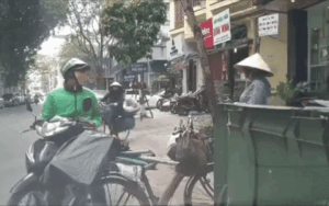 Tài xế xe ôm công nghệ lì xì cho cô đồng nát nhưng bị từ chối, hành động sau đó khiến ai cũng ấm lòng