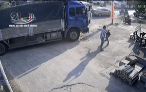 Clip: 2 tài xế cầm hung khí, lao vào hỗn chiến như phim hành động