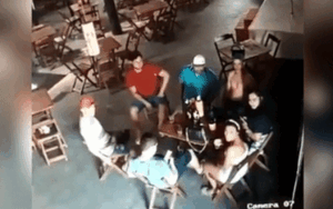 Chồng tụ tập chè chén, vợ ghen tuông tìm đến tận quán bar bắn chết cô gái ngồi cạnh anh này