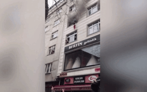 Toà nhà bốc cháy, mẹ ném 4 con từ tầng 3 xuống khiến những người chứng kiến 'đứng tim'