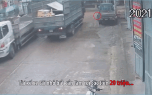 Clip: Tài xế đánh rơi cọc tiền 20 triệu, phụ xe phía sau nhảy xuống nhặt rồi rời đi