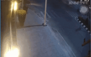 Kinh hoàng cảnh nam thanh niên bị nhóm côn đồ cầm hung khí truy sát trong đêm