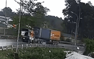 Clip: Ô tô tải lấn làn đấu đầu xe container trên quốc lộ, tài xế tử vong