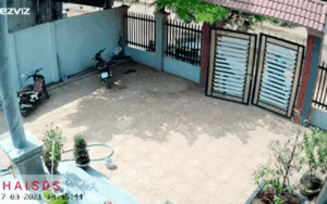 Clip: Phá cổng sắt chỉ trong 30 giây, 2 đối tượng tấn công chủ nhà khi bị phát hiện đang trộm xe