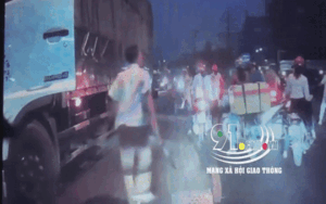 Clip: Tài xế ô tô tải dừng giữa đường, cầm dao dằn mặt nam thanh niên ném đá vào xe