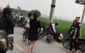 Phẫn nộ cảnh nam sinh đánh túi bụi vào đầu nữ sinh trên đường giữa tiếng hò reo cổ vũ của nhóm bạn