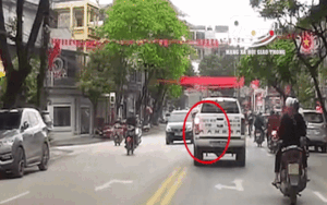 Clip: Dắt tay nhau chạy băng qua đường, 2 bé gái bị ô tô tông trúng