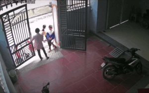 Clip: Bé gái bất ngờ lao ra đường và cú đâm xe ám ảnh