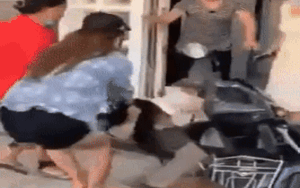 Xôn xao clip cô gái bị nhóm phụ nữ chuyên đi đánh ghen thuê túm tóc, kéo lê