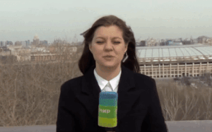 Clip: Chó cướp mic của phóng viên và chạy thẳng