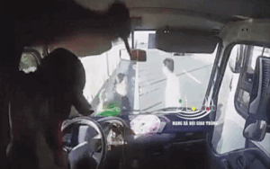 Clip: Phụ xe khách lao qua cửa kính, dùng vật nhọn đâm túi bụi vào người tài xế ô tô tải