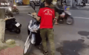 Anh thanh niên với kỹ thuật dắt xe cực 'mượt' khiến dân mạng thích thú: 'Nhà này 3 đời dắt xe...'