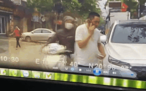 Clip: Mải nghe điện thoại, người đàn ông bị giật dây chuyền vàng trong tích tắc