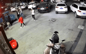 Ve vãn người phụ nữ lạ trên đường, gã 'giang hồ' còn có hành động quá đáng hơn với chồng cô