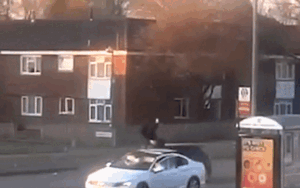 Ô tô hất văng người qua đường lên nóc xe, kéo lê suốt con phố