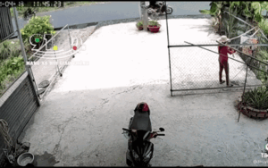 Clip: Đi sát bên lề đường, hai bố con vẫn bị ô tô hất văng, xe máy nát bét