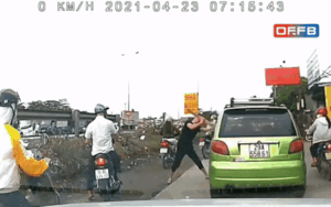 Clip: Đấm tài xế 10 phát liên tục, thanh niên còn dùng gậy đập vỡ kính ô tô