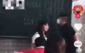 Clip: Học sinh cầm kéo lao về phía giáo viên ngay trong giờ học, lời giải thích còn đáng phẫn nộ hơn