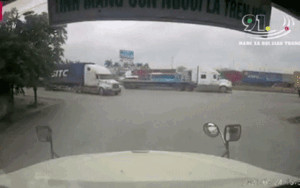 Chạy xe máy đâm thẳng vào sườn container, nam thanh niên tức giận hành hung tài xế