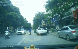 Clip: Đỗ xe chiếm lòng đường rồi đi mua đồ, nữ tài xế còn có pha mở cửa xe thiếu an toàn gây bức xúc