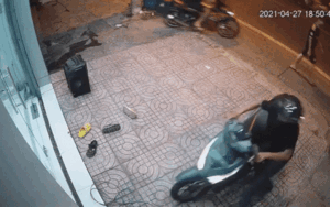 Clip: 'Hiệp sĩ' lao thẳng xe máy vào đối tượng trộm xe trên vỉa hè ở Sài Gòn
