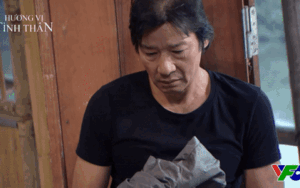 'Hương vị tình thân': Khán giả khóc cùng ông Sinh - người cha tù tội lần đầu nhận được món quà từ con gái