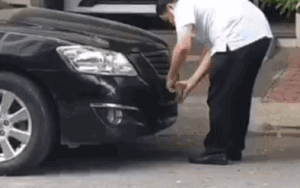 Clip: Bực tức vì ô tô đỗ chắn trước cửa nhà, người đàn ông cầm cờ lê tháo luôn biển số rồi đem giấu