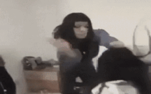 Bắt gian chồng và nhân tình tại giường, 'chính thất' không chỉ đánh đập mà còn có yêu cầu đáng sợ này