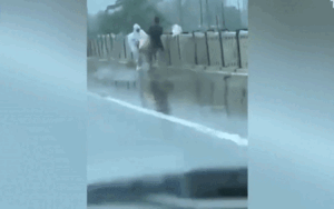 Hai người đàn ông thả xác người nhà mắc Covid-19 xuống sông ở Ấn Độ