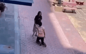 Quỳ gối cầu xin vợ vì thua cá độ bóng đá, câu chốt của ông chồng khiến nhiều người ngao ngán