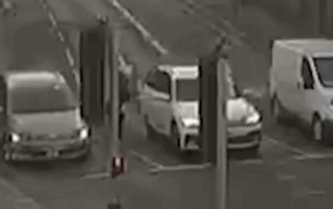 Vừa ngẩng lên nhìn kính chiếu hậu, người phụ nữ 'rụng rời' khi thấy cảnh tượng ở hàng ghế sau