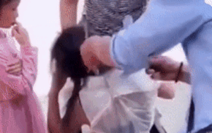 Bé gái vùng vẫy khi bị cắt tóc giữa đường, thái độ của người mẹ càng phẫn nộ hơn