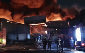 Clip: Cháy lớn ở KCN Sóng Thần 1 Bình Dương, lửa cuồn cuộn bốc lên như đuốc giữa đêm