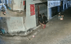 Clip: Nhóm nam nữ liều lĩnh cạy phá cửa sắt, vơ vét đồ đạc trong cửa hàng quần áo lúc giữa đêm