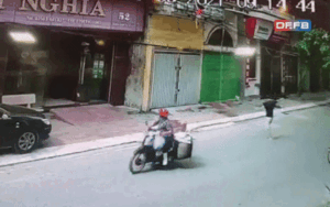 Clip: Thót tim theo dõi cảnh người đàn ông giơ tay hứng đỡ bé gái 4 tuổi rơi từ ban công tầng 2