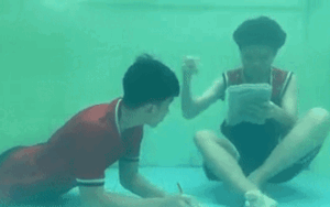 'Nước đến chân mới nhảy' là xưa rồi, 2 nam sinh 'nước ngập quá đầu' vẫn bình tĩnh ôn tập thế này đây!