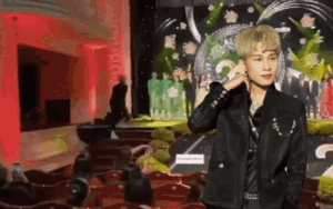 Jack ghi điểm mạnh với hành động cúi người, lễ phép đi phía sau tiền bối để tránh gây chú ý