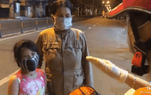 Clip: Cho bé gái một bịch bánh, cô gái trẻ lớn tiếng với hai mẹ con giữa đường phố Sài Gòn gây bức xúc