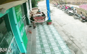 Đang ngồi uống nước, 3 thanh niên bỏ chạy tán loạn khi thấy chiếc ô tô không rõ từ đâu bay tới