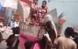 Chú rể bị mẹ cầm dép phang tới tấp ngay trong đám cưới, nguyên nhân bắt nguồn từ cô dâu