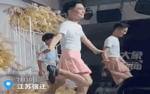 Hội nam bạn thân mặc váy ngắn nhảy nhót trong đám cưới, biểu cảm của chú rể gây chú ý