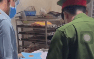 Sau vụ 'bánh mì không phải lương thực thiết yếu', xuất hiện clip Phó Chủ tịch phường xử phạt lò bánh mì