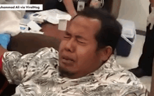 Người đàn ông khóc mếu máo vì tiêm vaccine ngừa Covid-19, nhân viên y tế phải làm điều này