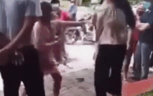 Bị 'chính thất' tới dằn mặt, 'tiểu tam' còn lên giọng thách thức: 'Tao đứng đây cho mày đánh đấy'