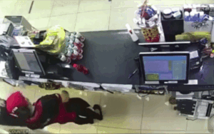 Camera ghi lại khoảnh khắc đối tượng kề dao vào cổ nhân viên cửa hàng tiện lợi lúc 3h sáng để cướp tiền