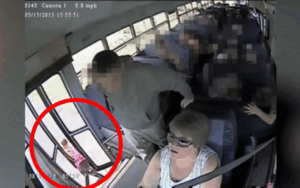 Kinh hãi khoảnh khắc bé gái lớp 1 bị xe buýt kéo lê 350m trên đường, nữ tài xế vẫn mải mê nói chuyện