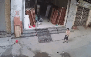 Clip: Vừa mới ra trước cửa nhà 'khởi động', người đàn ông liền bị công an bắt gặp và mời lên phường