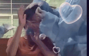 Cô gái giật mình khi lấy mẫu xét nghiệm, nhân viên y tế liền có hành động dịu dàng hút cả triệu lượt xem