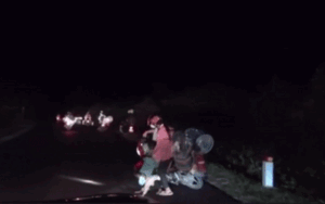 Nghẹn lòng trước khoảnh khắc chiếc xe máy chở 4 người từ Bình Phước về Nghệ An ngã khụy trong đêm