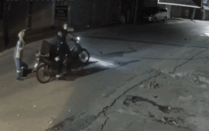 Clip: Nhóm đối tượng chặn đầu, đe dọa cướp xe máy trong đêm mặc nữ công nhân khóc lóc van xin